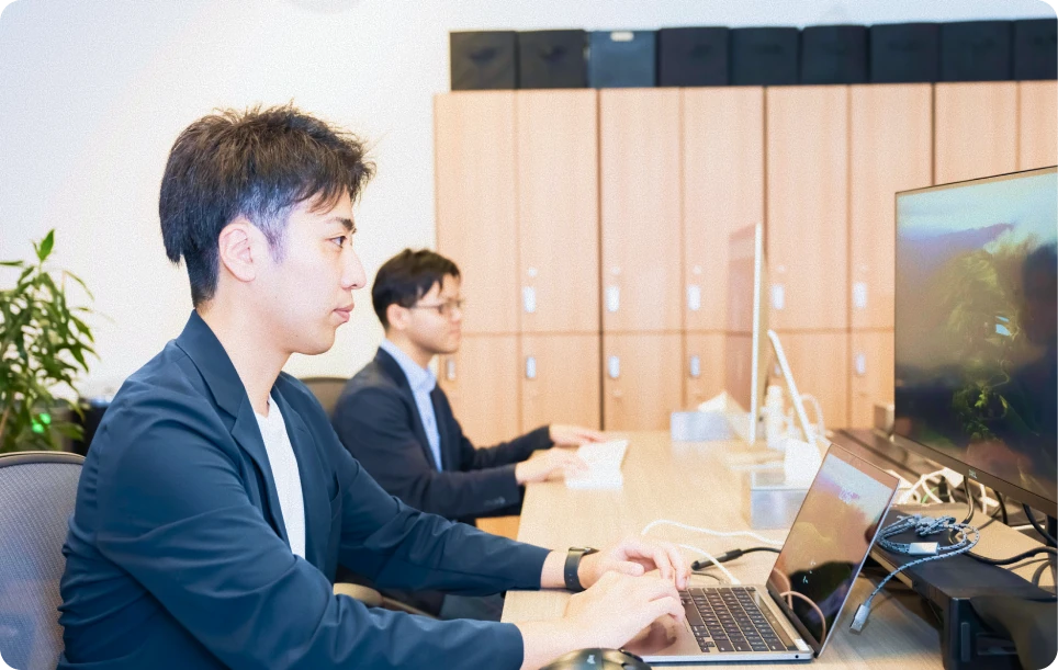 デスクで作業する男性たち