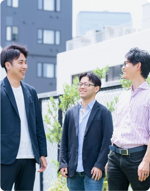 屋外で談笑する男性たち